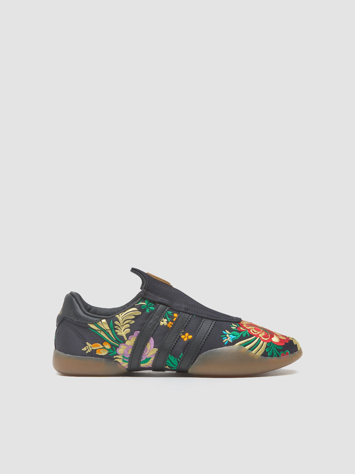 WMNS Taekwondo Mei Sneaker in Core Black & Gold Metallic