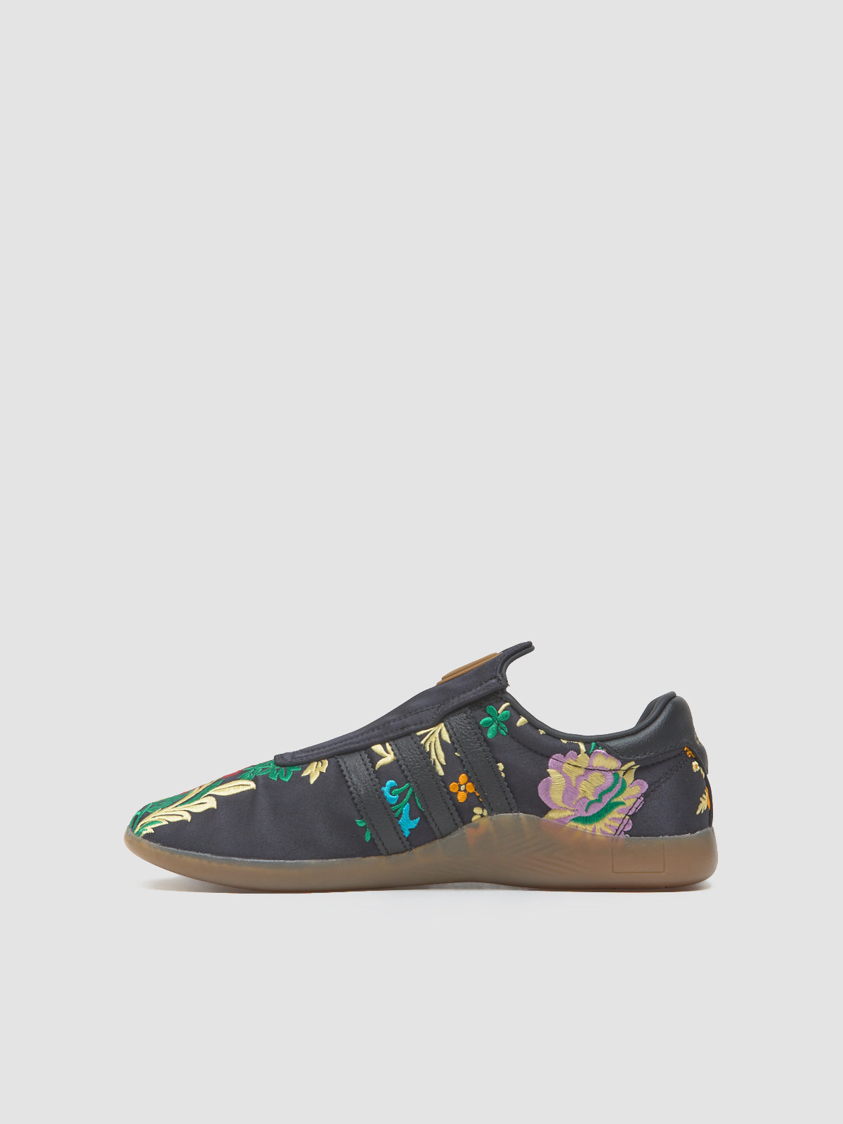 WMNS Taekwondo Mei Sneaker in Core Black & Gold Metallic