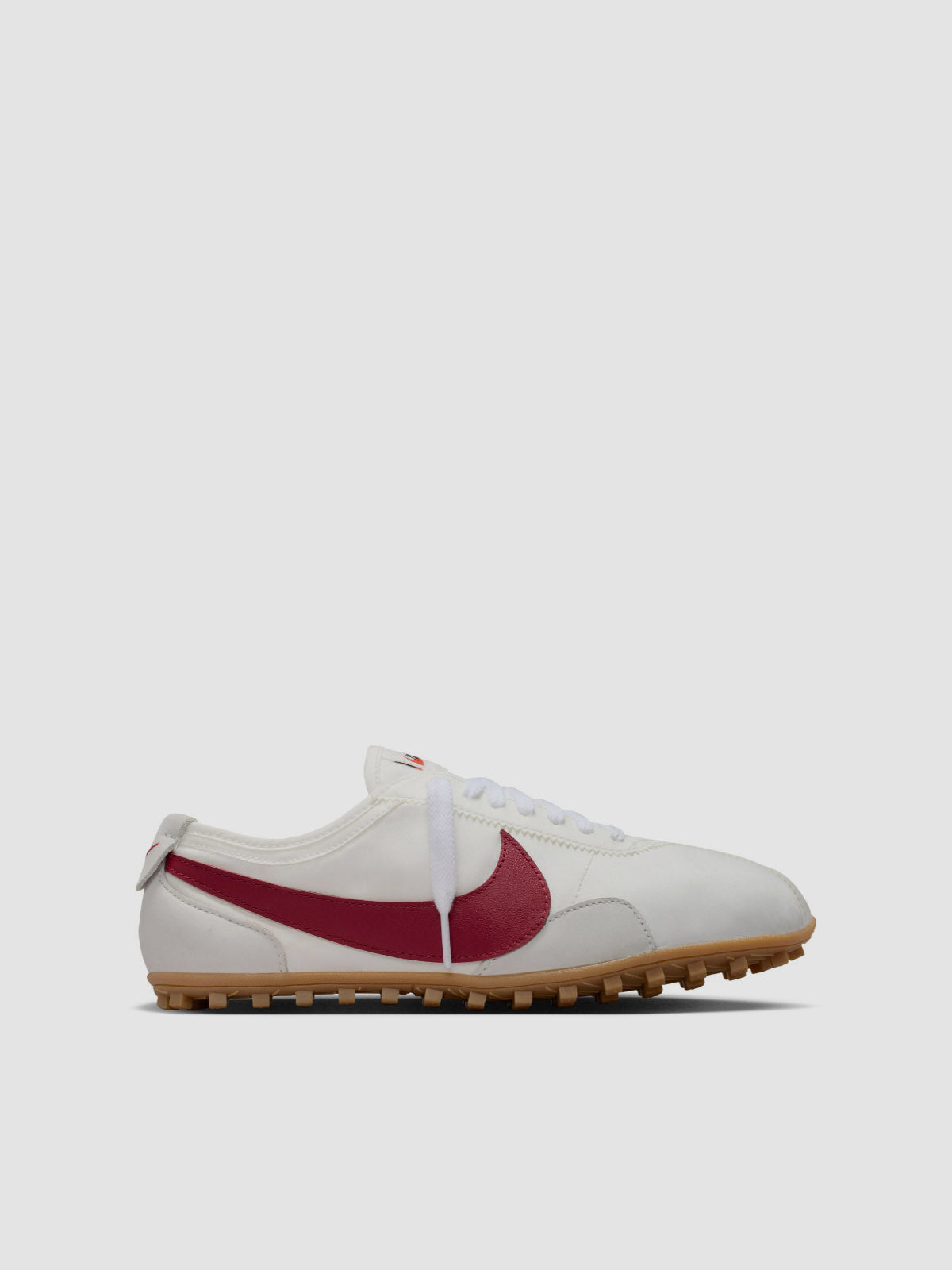 WMNS Moon Shoe OG Sneaker in Summit White & Team Crimson